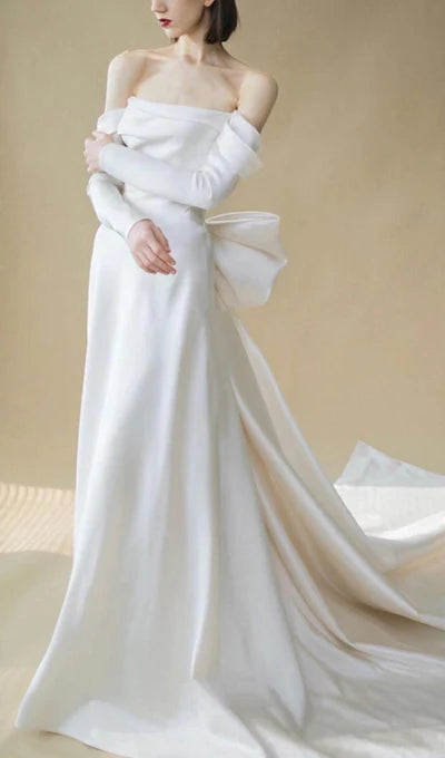 Vestido de novia sin tirantes y hombros descubiertos con lazo